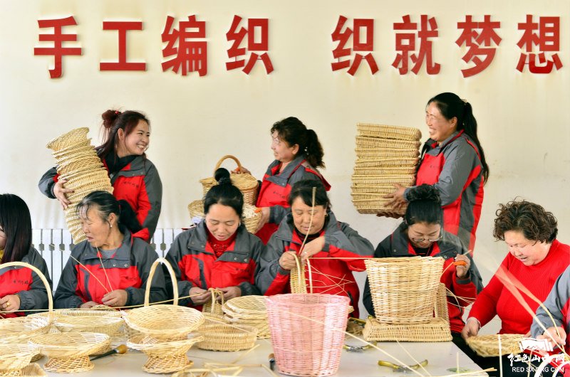 大同市云州区瓜园村，几名妇女正在编制柳编